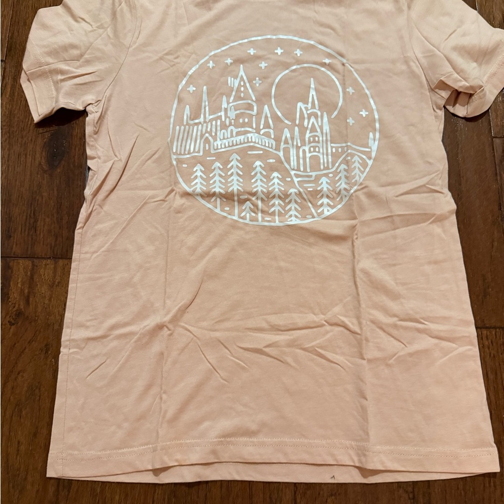 Woman’s Universal/Disney wizard/castle Graphic T-Shirt, size M